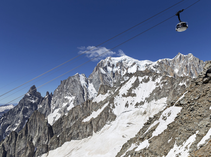 skyway monte-bianco ascends to point helbronner