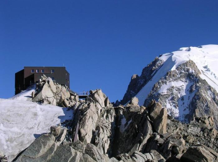 Cosmiques Refuge: Refuge in the french side of the Mont Blanc Massif